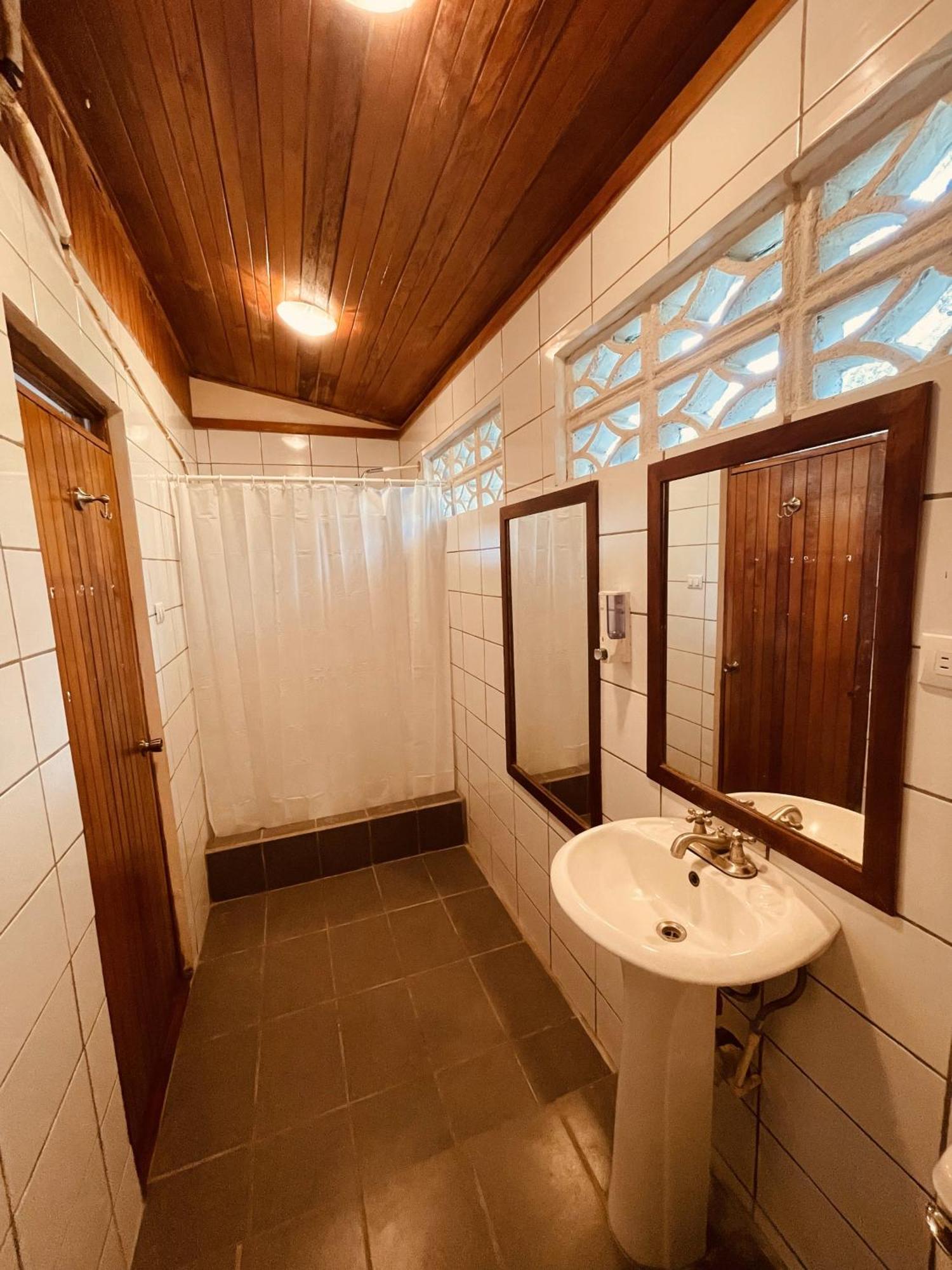 El Clan Hostel Puerto Viejo de Talamanca ภายนอก รูปภาพ